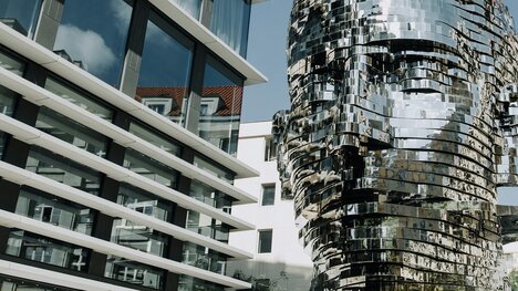 Kafkas rotierende Kopf-Skulptur (Prag)