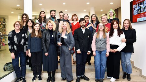 Gruppenbild mit Frauen und Männern